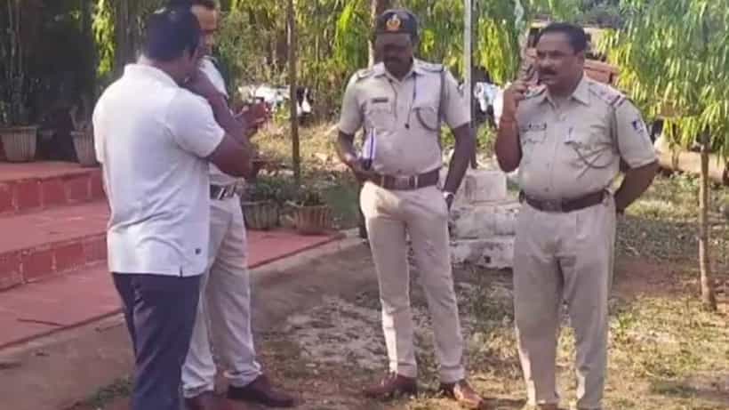 ಸಂಬಂಧಿಯ ಕೊಂದು, ರುಂಡ ಹಿಡಿದು ಪೊಲೀಸ್ ಠಾಣೆಗೆ ಬಂದ ಯುವಕ