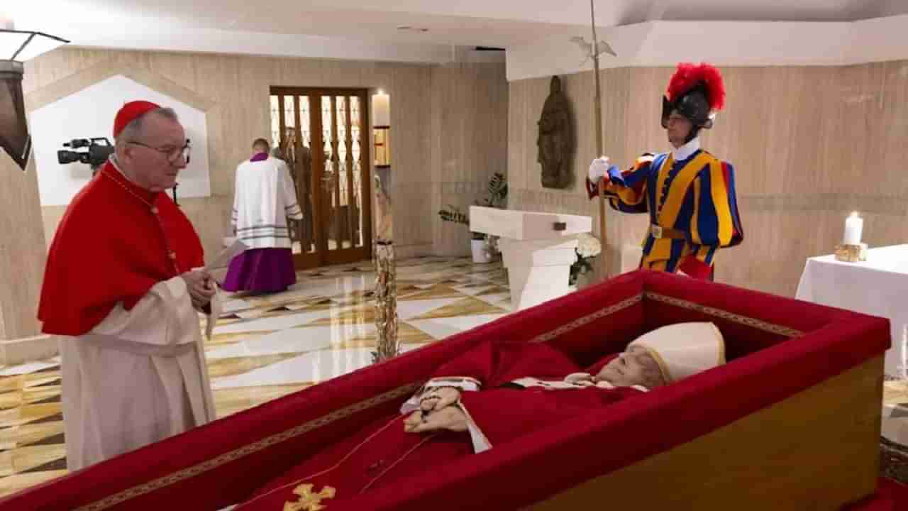 ಕೆಂಪು ಡ್ರೆಸ್, ಕೈಯಲ್ಲಿ ಜಪಮಾಲೆ; ತೆರೆದ ಶವಪೆಟ್ಟಿಗೆಯಲ್ಲಿ ಮಲಗಿದ ಪೋಪ್ ಫ್ರಾನ್ಸಿಸ್ ಮೊದಲ ಫೋಟೋ ಇಲ್ಲಿದೆ