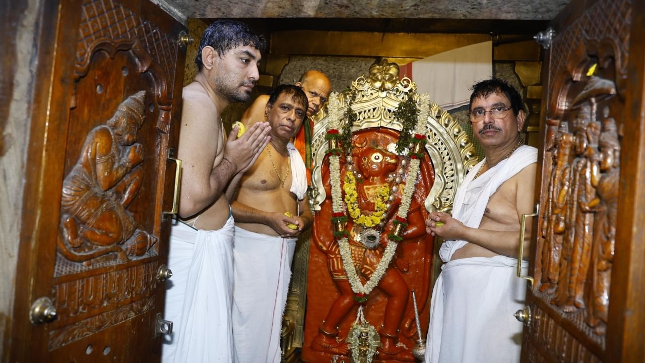 ಹನುಮ ಜಯಂತಿ: ಹನುಮಾನ್ ತೇರು ಎಳೆದ ಕೇಂದ್ರ ಸಚಿವ ಪ್ರಲ್ಹಾದ್ ಜೋಶಿ