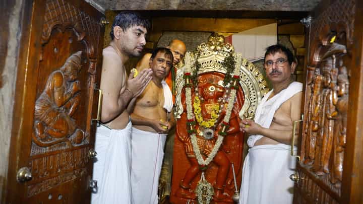 ಹನುಮ ಜಯಂತಿ: ಹನುಮಾನ್ ತೇರು ಎಳೆದ ಕೇಂದ್ರ ಸಚಿವ ಪ್ರಲ್ಹಾದ್ ಜೋಶಿ ಹನುಮ ಜಯಂತಿ: ಹನುಮಾನ್ ತೇರು ಎಳೆದ ಕೇಂದ್ರ ಸಚಿವ ಪ್ರಲ್ಹಾದ್ ಜೋಶಿ