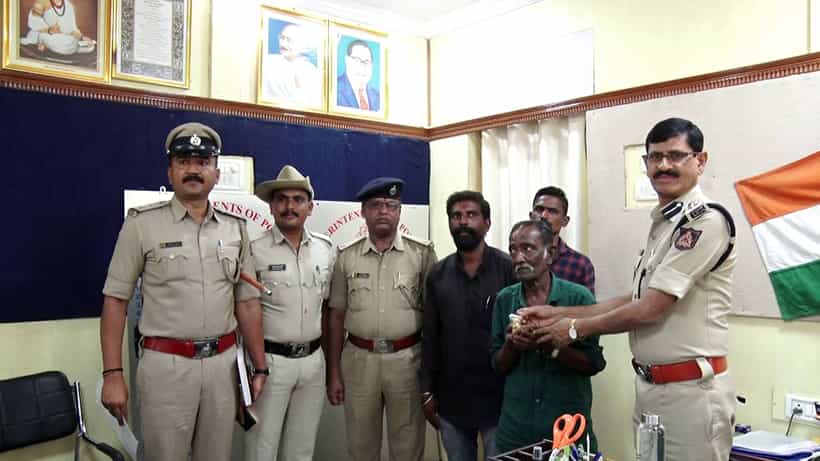 ಒಬ್ಬರ ಮಾಂಗಲ್ಯ ಸರ ದಾರಿಹೋಕನಿಗೆ ಸಿಕ್ಕಾಗ... ಇದು ಒಂದು ಚಿನ್ನದ ಕಥೆ