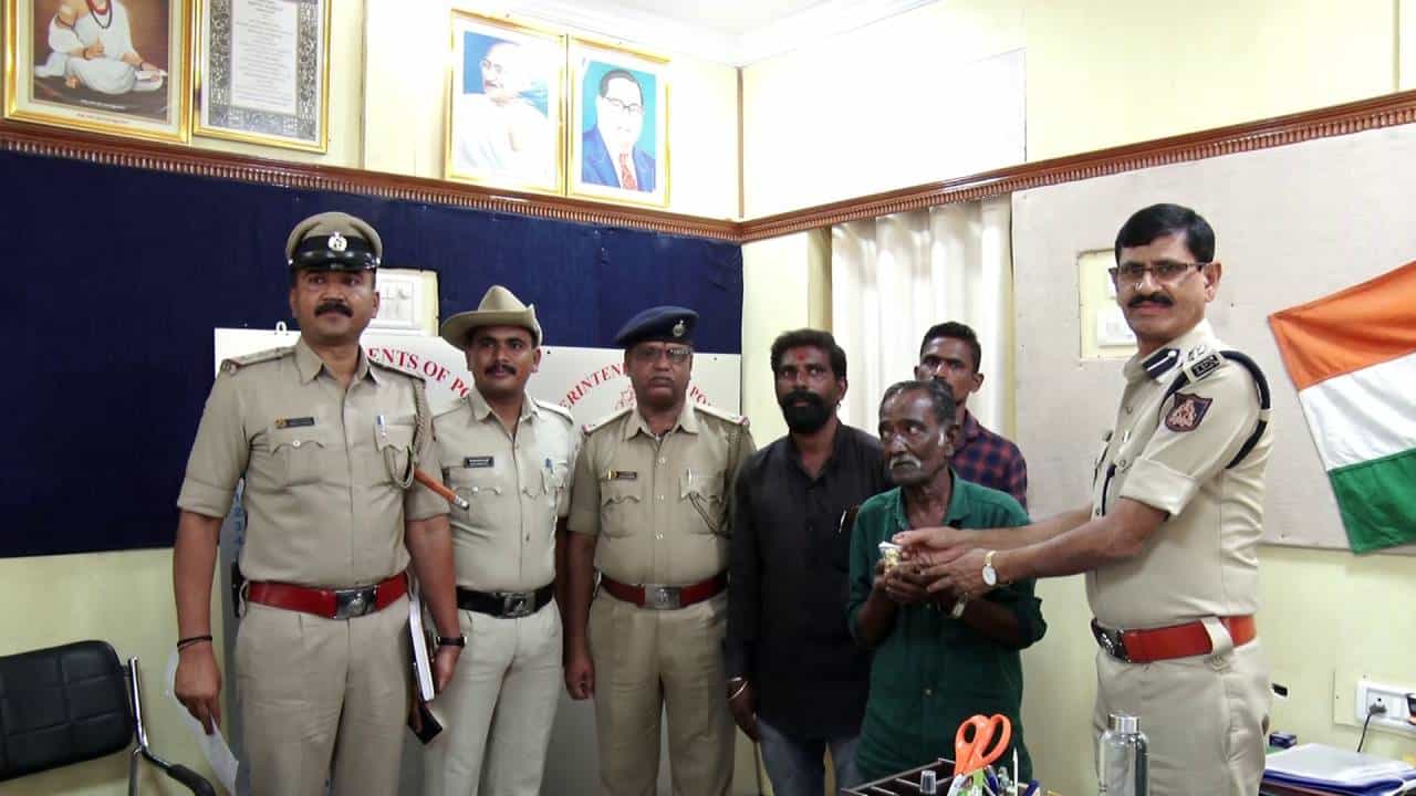 ಒಬ್ಬರ ಮಾಂಗಲ್ಯ ಸರ ದಾರಿಹೋಕನಿಗೆ ಸಿಕ್ಕಾಗ... ಇದು ಒಂದು ಚಿನ್ನದ ಕಥೆ ಒಬ್ಬರ ಮಾಂಗಲ್ಯ ಸರ ದಾರಿಹೋಕನಿಗೆ ಸಿಕ್ಕಾಗ... ಇದು ಒಂದು ಚಿನ್ನದ ಕಥೆ