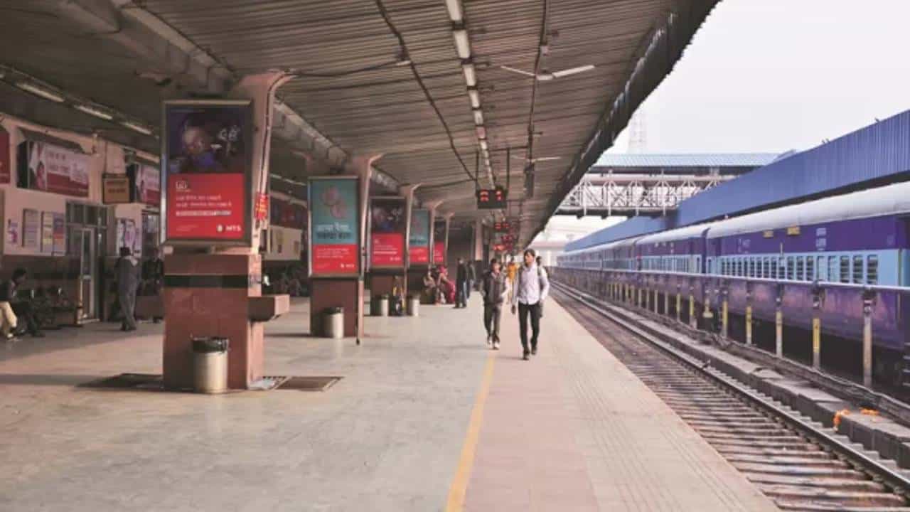 ರೈಲು ತಪ್ಪಿ ಹೋಯ್ತು, ದಿವ್ಯಾಂಗ ತಂದೆ ಜತೆ ನಿಲ್ದಾಣದಲ್ಲಿ ಕುಳಿತಿದ್ದ ಯುವತಿಯ ಎಳೆದೊಯ್ದು ಸಾಮೂಹಿಕ ಅತ್ಯಾಚಾರ
