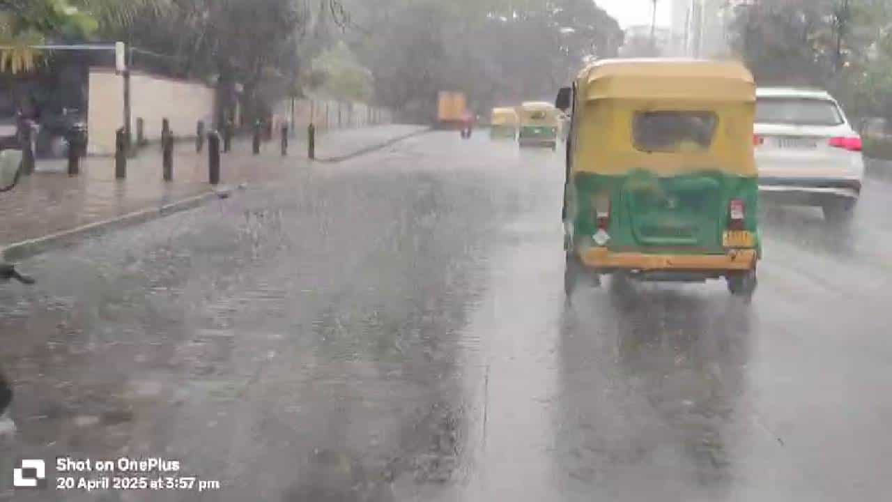 ಬೆಂಗಳೂರಿನ ಹಲವಡೆ ಜೋರು ಮಳೆ: ವಾಹನ ಸವಾರರಿಗೆ ಟ್ರಾಫಿಕ್​ ಪೊಲೀಸರ ಎಚ್ಚರಿಕೆ