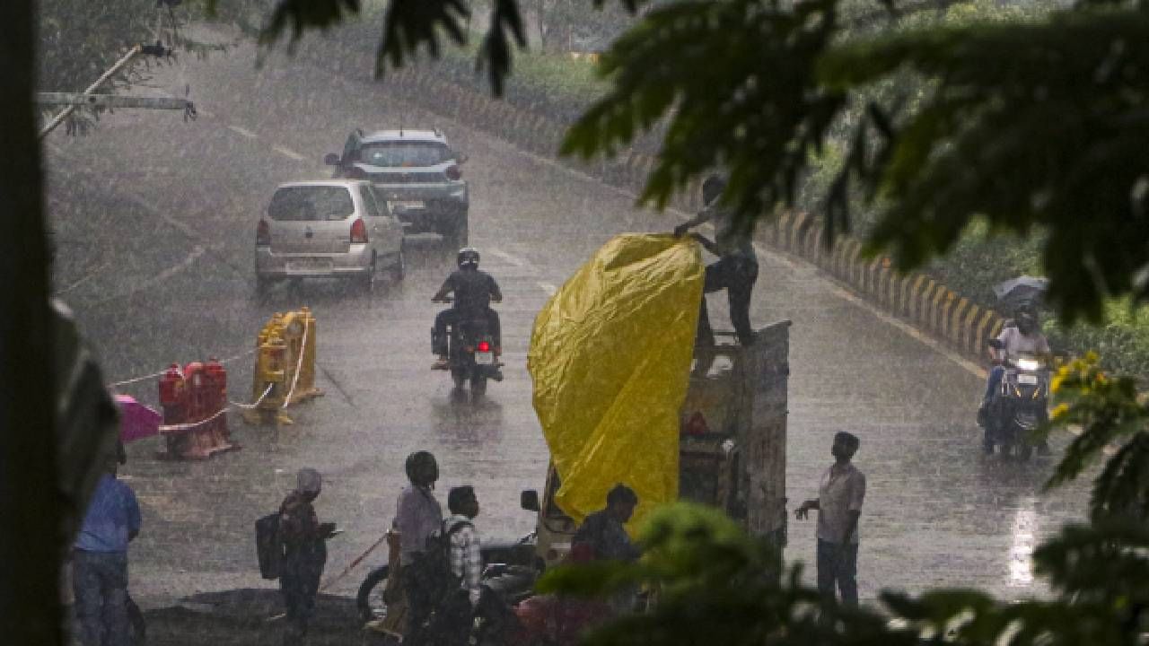 Karnataka Weather: ಏಪ್ರಿಲ್ 13ರವರೆಗೂ ಕರ್ನಾಟಕದ ಈ ಜಿಲ್ಲೆಗಳಲ್ಲಿ ಭಾರಿ ಮಳೆ ಸಾಧ್ಯತೆ Karnataka Weather: ಏಪ್ರಿಲ್ 13ರವರೆಗೂ ಕರ್ನಾಟಕದ ಈ ಜಿಲ್ಲೆಗಳಲ್ಲಿ ಭಾರಿ ಮಳೆ ಸಾಧ್ಯತೆ