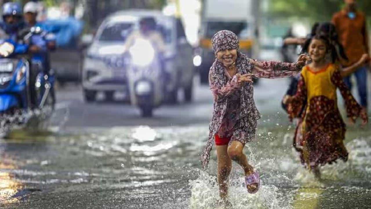 Karnataka Weather: ಬೆಂಗಳೂರಿನಲ್ಲಿ ಇಂದು ಗುಡುಗು ಸಹಿತ ಮಳೆಯ ಮುನ್ಸೂಚನೆ Karnataka Weather: ಬೆಂಗಳೂರಿನಲ್ಲಿ ಇಂದು ಗುಡುಗು ಸಹಿತ ಮಳೆಯ ಮುನ್ಸೂಚನೆ