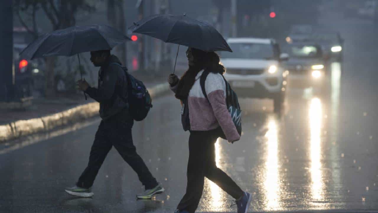 Karnataka Rains: ಬೆಂಗಳೂರು ಸೇರಿ ಕರ್ನಾಟಕದ 18 ಜಿಲ್ಲೆಗಳಲ್ಲಿ ಇಂದು ಗುಡುಗು ಸಹಿತ ಮಳೆ Karnataka Rains: ಬೆಂಗಳೂರು ಸೇರಿ ಕರ್ನಾಟಕದ 18 ಜಿಲ್ಲೆಗಳಲ್ಲಿ ಇಂದು ಗುಡುಗು ಸಹಿತ ಮಳೆ