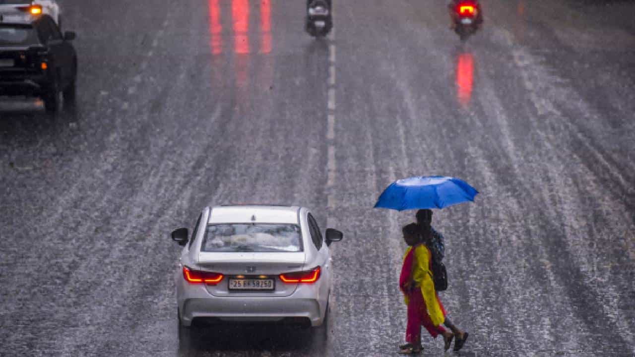 Karnataka Weather: ಇಂದಿನಿಂದ ಒಂದು ವಾರ ಕರ್ನಾಟಕದಾದ್ಯಂತ ಸುರಿಯಲಿದೆ ಭಾರಿ ಮಳೆ Karnataka Weather: ಇಂದಿನಿಂದ ಒಂದು ವಾರ ಕರ್ನಾಟಕದಾದ್ಯಂತ ಸುರಿಯಲಿದೆ ಭಾರಿ ಮಳೆ