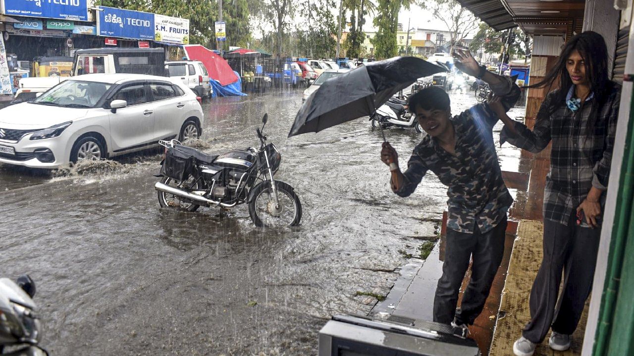 Bengaluru Rains: ಬೆಂಗಳೂರಿನ ಎಚ್​ಎಸ್​ಆರ್​ ಲೇಔಟ್​ಗೆ ತಂಪೆರೆದ ಮಳೆ