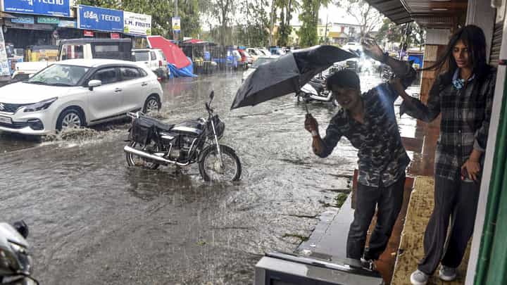 Bengaluru Rains: ಬೆಂಗಳೂರಿನ ಎಚ್ಎಸ್ಆರ್ ಲೇಔಟ್ಗೆ ತಂಪೆರೆದ ಮಳೆ Bengaluru Rains: ಬೆಂಗಳೂರಿನ ಎಚ್ಎಸ್ಆರ್ ಲೇಔಟ್ಗೆ ತಂಪೆರೆದ ಮಳೆ