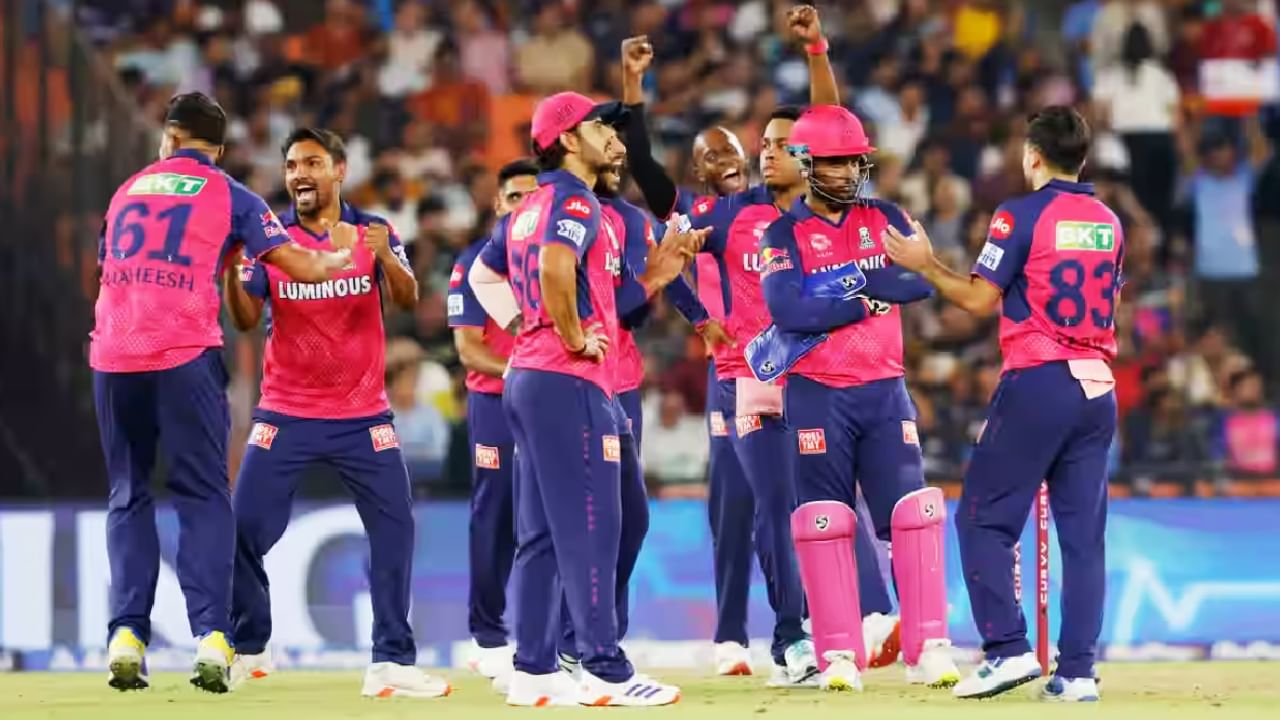 ರಾಜಸ್ಥಾನ್ ರಾಯಲ್ಸ್: ಸಂಜು ಸ್ಯಾಮ್ಸನ್ ನಾಯಕತ್ವದಲ್ಲಿ ಕಣಕ್ಕಿಳಿಯುತ್ತಿರುವ ರಾಜಸ್ಥಾನ್ ರಾಯಲ್ಸ್ ತಂಡವು 9 ಪಂದ್ಯಗಳಲ್ಲಿ 2 ಗೆಲುವು ದಾಖಲಿಸಿದೆ. ಆರ್ಆರ್ ತಂಡಕ್ಕೆ ಇನ್ನೂ 5 ಪಂದ್ಯಗಳಿದ್ದು, ಈ ಎಲ್ಲಾ ಮ್ಯಾಚ್ಗಳಲ್ಲಿ ಜಯ ಸಾಧಿಸಿದರೆ ಪ್ಲೇಆಫ್ ಹಂತಕ್ಕೇರಬಹುದು. ಆದರೆ ಅದು ಅಂಕ ಪಟ್ಟಿಯಲ್ಲಿ 4ನೇ ಸ್ಥಾನ ಪಡೆಯುವ ತಂಡ 14 ಅಂಕಗಳನ್ನು ಗಳಿಸಿದರೆ ಮಾತ್ರ.