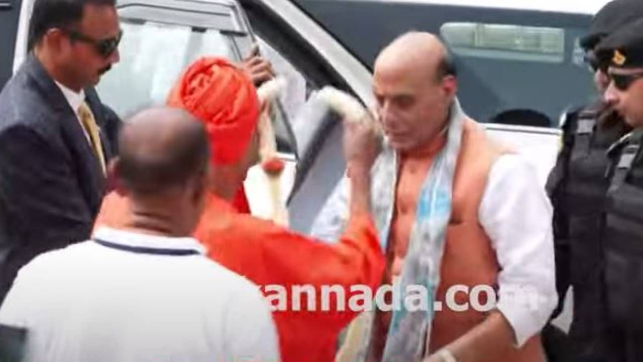 ಸಿದ್ದಗಂಗಾ ಮಠದಲ್ಲಿ ಶ್ರೀ ಶಿವಕುಮಾರ ಸ್ವಾಮೀಜಿಯವರ ಗದ್ದುಗೆಗೆ ಪೂಜೆ ಸಲ್ಲಿಸಿದ ರಕ್ಷಣಾ ಸಚಿವ ರಾಜನಾಥ್ ಸಿಂಗ್