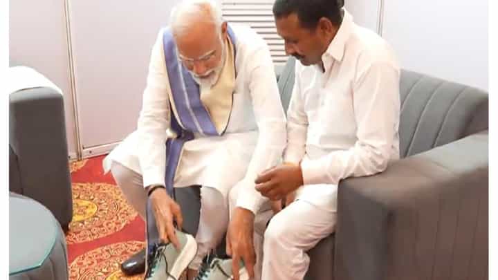 ಮೋದಿ ಪ್ರಧಾನಿಯಾಗುವವರೆಗೂ ಚಪ್ಪಲಿ ಧರಿಸಲ್ಲ ಎಂದಿದ್ದ ರಾಮಪಾಲ್ಗೆ ಶೂ ಕೊಟ್ಟ ಪಿಎಂ ಮೋದಿ ಪ್ರಧಾನಿಯಾಗುವವರೆಗೂ ಚಪ್ಪಲಿ ಧರಿಸಲ್ಲ ಎಂದಿದ್ದ ರಾಮಪಾಲ್ಗೆ ಶೂ ಕೊಟ್ಟ ಪಿಎಂ