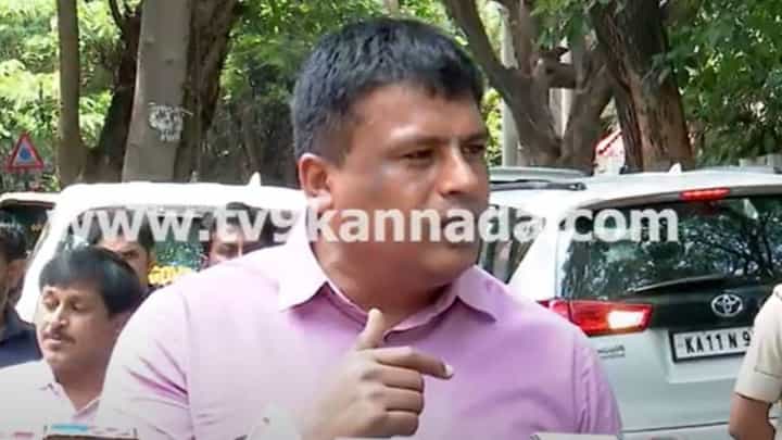 ಶಿವಕುಮಾರ್ ಒಬ್ಬ ಹಿಂದೂ; ನಾಮ, ವಿಭೂತಿ ಹಚ್ಚಿಕೊಳ್ಳುತ್ತಾರೆ, ಮುನಿರತ್ನಗೇನು ತೊಂದರೆ? ರವಿಕುಮಾರ್ ಗಣಿಗ ಶಿವಕುಮಾರ್ ಒಬ್ಬ ಹಿಂದೂ; ನಾಮ, ವಿಭೂತಿ ಹಚ್ಚಿಕೊಳ್ಳುತ್ತಾರೆ, ಮುನಿರತ್ನಗೇನು ತೊಂದರೆ? ರವಿಕುಮಾರ್ ಗಣಿಗ