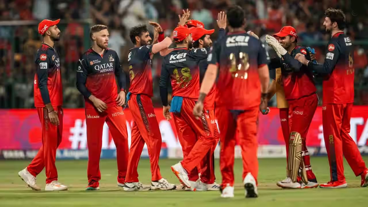 ವಿಶೇಷ ಎಂದರೆ ಎಂದರೆ ಆರ್ಸಿಬಿ ತಂಡದ ಮುಂದಿನ 7 ಪಂದ್ಯಗಳಲ್ಲಿ 4 ಮ್ಯಾಚ್ಗಳನ್ನು ಬೆಂಗಳೂರಿನ ಚಿನ್ನಸ್ವಾಮಿ ಸ್ಟೇಡಿಯಂನಲ್ಲಿ ಆಡಬೇಕಿದೆ. ಹೀಗಾಗಿ ಆರ್ಸಿಬಿ ಪಾಲಿಗೆ ತವರು ಮೈದಾನದ ಪಂದ್ಯಗಳು ತುಂಬಾ ಮಹತ್ವದ್ದು. ಈ ಪಂದ್ಯಗಳಲ್ಲಿ ಗೆಲುವು ದಾಖಲಿಸಿ, ಒಟ್ಟು 8 ಅಂಕಗಳನ್ನು ಪಡೆದರೆ ಮಾತ್ರ ಆರ್ಸಿಬಿ ನೇರವಾಗಿ ಪ್ಲೇಆಫ್ಗೇರಬಹುದು. ಇಲ್ಲದಿದ್ದರೆ ಇತರೆ ತಂಡಗಳ ಫಲಿತಾಂಶವನ್ನು ಎದುರು ನೋಡಬೇಕಾಗುತ್ತದೆ.