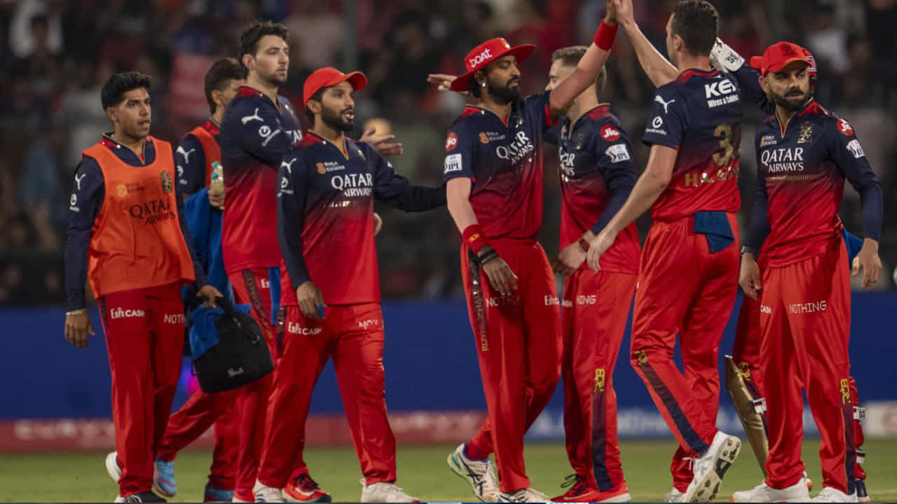 IPL 2025: ಆರ್ಸಿಬಿ ಬೌಲರ್ಗಳ ಪರಾಕ್ರಮ; ಒಮ್ಮೆಯೂ 50 ರನ್ ಗಡಿ ದಾಟದ 8 ಎದುರಾಳಿ ತಂಡಗಳು IPL 2025: ಆರ್ಸಿಬಿ ಬೌಲರ್ಗಳ ಪರಾಕ್ರಮ; ಒಮ್ಮೆಯೂ 50 ರನ್ ಗಡಿ ದಾಟದ 8 ಎದುರಾಳಿ ತಂಡಗಳು