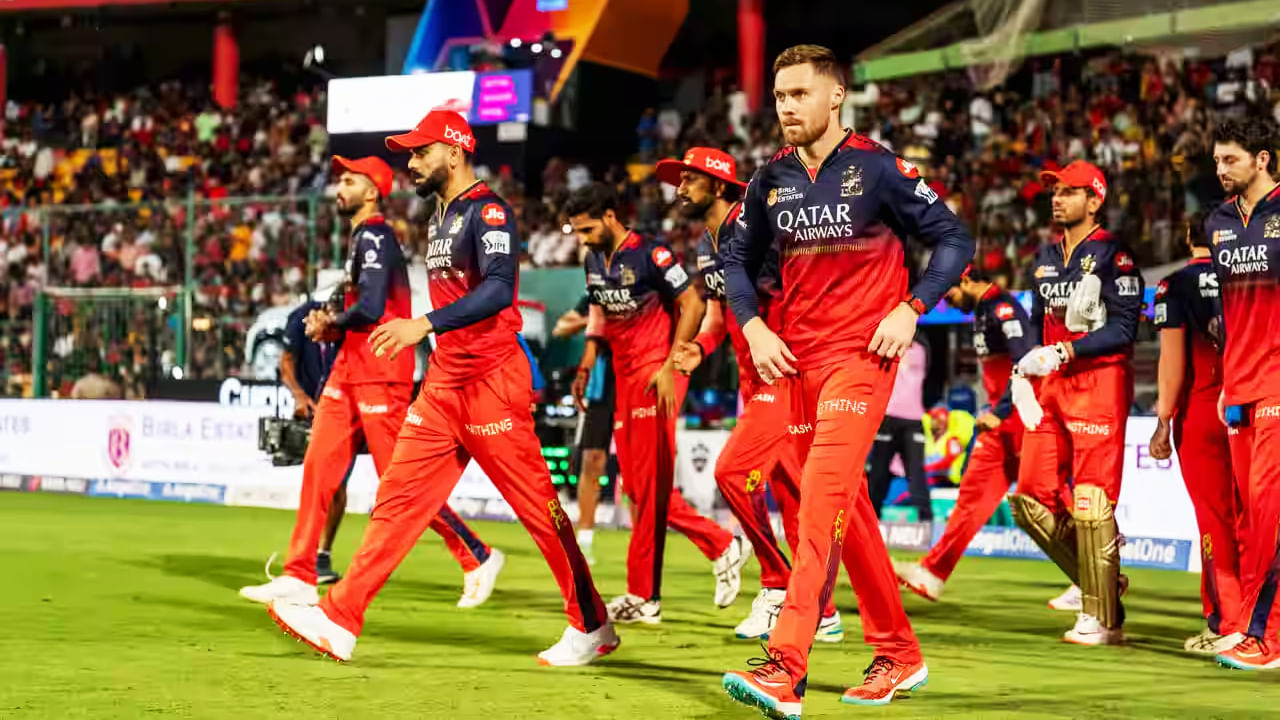 IPL 2025: ಇಂಡಿಯನ್ ಪ್ರೀಮಿಯರ್ ಲೀಗ್ನ 48 ಪಂದ್ಯಗಳು ಮುಗಿದೆ. ಈ ಪಂದ್ಯಗಳ ಮುಕ್ತಾಯದ ಬೆನ್ನಲ್ಲೇ ಐಪಿಎಲ್ ಅಂಕ ಪಟ್ಟಿಯಲ್ಲೂ ಮಹತ್ವದ ಬದಲಾವಣೆಯಾಗಿದೆ. ಈ ಬಾರಿ ಅಗ್ರಸ್ಥಾನ ಅಲಂಕರಿಸಿರುವುದು ರಾಯಲ್ ಚಾಲೆಂಜರ್ಸ್ ಬೆಂಗಳೂರು (RCB) ತಂಡ. ಆಡಿರುವ 10 ಪಂದ್ಯಗಳಲ್ಲಿ 7 ಜಯ ಸಾಧಿಸಿರುವ ಆರ್ಸಿಬಿ 14 ಅಂಕಗಳೊಂದಿಗೆ ಅಂಕಪಟ್ಟಿಯಲ್ಲಿ ಮೊದಲ ಸ್ಥಾನದಲ್ಲಿದೆ.