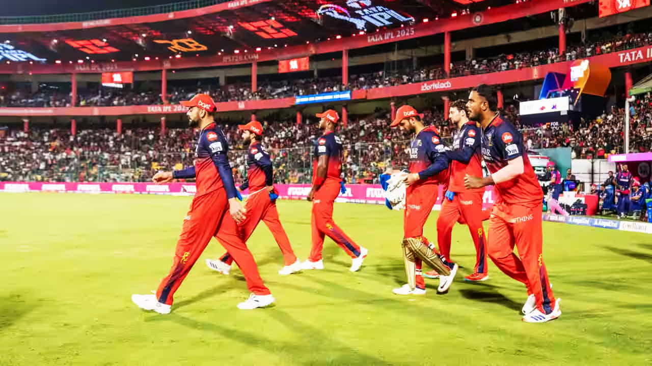 IPL 2025: ಇಂಡಿಯನ್ ಪ್ರೀಮಿಯರ್ ಲೀಗ್ನ 42ನೇ ಪಂದ್ಯದಲ್ಲಿ ರಾಯಲ್ ಚಾಲೆಂಜರ್ಸ್ ಬೆಂಗಳೂರು (RCB) ತಂಡ ರೋಚಕ ಜಯ ಸಾಧಿಸಿದೆ. ಬೆಂಗಳೂರಿನ ಚಿನ್ನಸ್ವಾಮಿ ಸ್ಟೇಡಿಯಂನಲ್ಲಿ ನಡೆದ ಈ ಪಂದ್ಯದಲ್ಲಿ ರಾಜಸ್ಥಾನ್ ರಾಯಲ್ಸ್ ಹಾಗೂ ಆರ್ಸಿಬಿ ತಂಡಗಳು ಮುಖಾಮುಖಿಯಾಗಿದ್ದವು. ಈ ಪಂದ್ಯದಲ್ಲಿ ಮೊದಲು ಬ್ಯಾಟ್ ಮಾಡಿದ ಆರ್ಸಿಬಿ 20 ಓವರ್ಗಳಲ್ಲಿ 205 ರನ್ ಕಲೆಹಾಕಿತ್ತು.