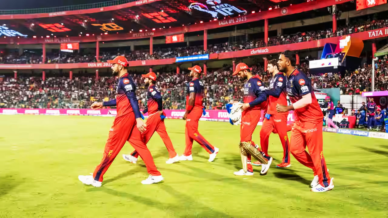 IPL 2025: ಇಂಡಿಯನ್ ಪ್ರೀಮಿಯರ್ ಲೀಗ್ನ 42ನೇ ಪಂದ್ಯದಲ್ಲಿ ರಾಯಲ್ ಚಾಲೆಂಜರ್ಸ್ ಬೆಂಗಳೂರು (RCB) ತಂಡ ರೋಚಕ ಜಯ ಸಾಧಿಸಿದೆ. ಬೆಂಗಳೂರಿನ ಚಿನ್ನಸ್ವಾಮಿ ಸ್ಟೇಡಿಯಂನಲ್ಲಿ ನಡೆದ ಈ ಪಂದ್ಯದಲ್ಲಿ ರಾಜಸ್ಥಾನ್ ರಾಯಲ್ಸ್ ಹಾಗೂ ಆರ್ಸಿಬಿ ತಂಡಗಳು ಮುಖಾಮುಖಿಯಾಗಿದ್ದವು. ಈ ಪಂದ್ಯದಲ್ಲಿ ಮೊದಲು ಬ್ಯಾಟ್ ಮಾಡಿದ ಆರ್ಸಿಬಿ 20 ಓವರ್ಗಳಲ್ಲಿ 205 ರನ್ ಕಲೆಹಾಕಿತ್ತು.