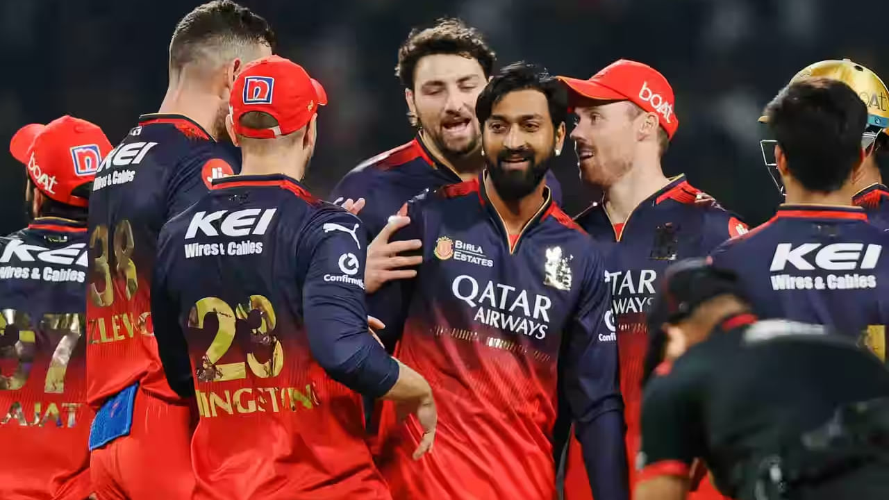ಇನ್ನು ಉಭಯ ತಂಡಗಳ ಕೊನೆಯ 5 ಮುಖಾಮಖಿಯನ್ನು ಮಾತ್ರ ತೆಗೆದುಕೊಂಡರೆ, ಆರ್ಸಿಬಿ ಮೇಲುಗೈ ಹೊಂದಿದೆ. ಕೊನೆಯ ಐದು ಮುಖಾಮುಖಿಯಲ್ಲಿ ಆರ್ಸಿಬಿ 3 ಜಯ ಸಾಧಿಸಿದರೆ, ಆರ್ಆರ್ 2 ಗೆಲುವು ದಾಖಲಿಸಿದೆ. ಅದರಲ್ಲೂ ಈ ಬಾರಿಯ ಮೊದಲ ಮುಖಾಮುಖಿಯಲ್ಲಿ ಆರ್ಆರ್ ತಂಡಕ್ಕೆ ಸೋಲುಣಿಸುವಲ್ಲಿ ಆರ್ಸಿಬಿ ಯಶಸ್ವಿಯಾಗಿದೆ. ಹೀಗಾಗಿ ಇಂದಿನ ಪಂದ್ಯದಲ್ಲಿ ರಾಯಲ್ ಚಾಲೆಂಜರ್ಸ್ ಬೆಂಗಳೂರು ತಂಡದ ಗೆಲುವನ್ನು ಎದುರು ನೋಡಬಹುದು.