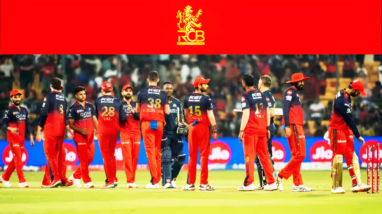 IPL 2025: ಇಂಡಿಯನ್ ಪ್ರೀಮಿಯರ್ ಲೀಗ್ ಸೀಸನ್-18 ರಲ್ಲಿ ಮೊದಲ ಸೋಲುಂಡಿರುವ ರಾಯಲ್ ಚಾಲೆಂಜರ್ಸ್ ಬೆಂಗಳೂರು (RCB) ತಂಡ ಅನಗತ್ಯ ದಾಖಲೆಯೊಂದನ್ನು ಬರೆದಿದೆ. ಅದು ಕೂಡ ತವರಿನಲ್ಲಿ ಹೀನಾಯವಾಗಿ ಸೋಲುವ ಮೂಲಕ. ಚಿನ್ನಸ್ವಾಮಿ ಸ್ಟೇಡಿಯಂನಲ್ಲಿ ಬುಧವಾರ ನಡೆದ ಐಪಿಎಲ್ನ 14ನೇ ಪಂದ್ಯದಲ್ಲಿ ರಾಯಲ್ ಚಾಲೆಂಜರ್ಸ್ ಬೆಂಗಳೂರು ಹಾಗೂ ಗುಜರಾತ್ ಟೈಟಾನ್ಸ್ ತಂಡಗಳು ಮುಖಾಮುಖಿಯಾಗಿದ್ದವು.