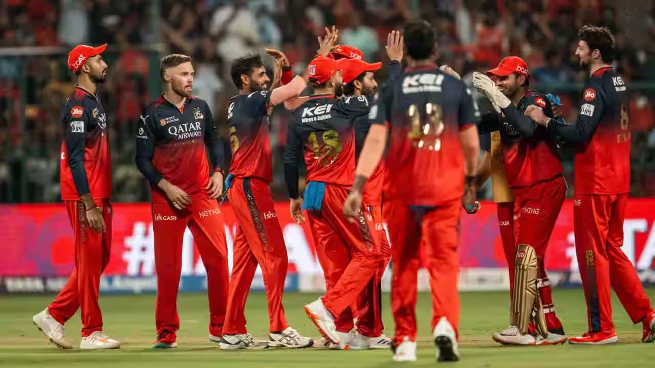 ರಾಯಲ್ ಚಾಲೆಂಜರ್ಸ್ ಬೆಂಗಳೂರು ತಂಡವು ಈ ಪಟ್ಟಿಯಲ್ಲಿ 4ನೇ ಸ್ಥಾನ ಅಲಂಕರಿಸಿದೆ. ಆರ್ಸಿಬಿ ತಂಡ ಈವರೆಗೆ 266 ಪಂದ್ಯಗಳನ್ನಾಡಿದ್ದು, ಈ ವೇಳೆ 129 ಪಂದ್ಯಗಳಲ್ಲಿ ಜಯ ಸಾಧಿಸಿದರೆ, 131 ಮ್ಯಾಚ್ಗಳಲ್ಲಿ ಪರಾಜಯಗೊಂಡಿದೆ.