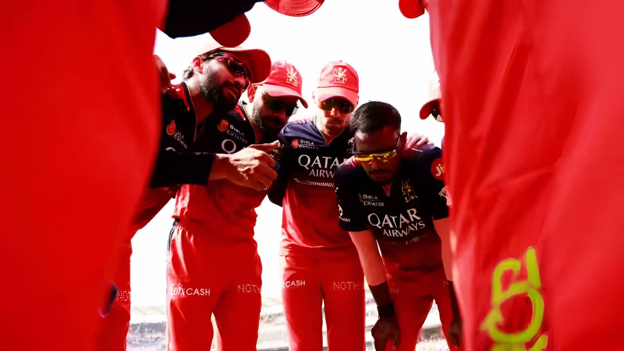 IPL 2025: ಇಂಡಿಯನ್ ಪ್ರೀಮಿಯರ್ ಲೀಗ್ ಸೀಸನ್ 18ರ ಮೊದಲಾರ್ಧ ಮುಗಿದು ದ್ವಿತೀಯಾರ್ಧದ ಪಂದ್ಯಗಳು ಶುರುವಾಗಿದೆ. ದ್ವಿತೀಯಾರ್ಧದ ಮೊದಲ ಪಂದ್ಯದಲ್ಲೇ ರಾಯಲ್ ಚಾಲೆಂಜರ್ಸ್ ಬೆಂಗಳೂರು (RCB) ತಂಡ ಬಲಿಷ್ಠ ಪಂಜಾಬ್ ಕಿಂಗ್ಸ್ ತಂಡವನ್ನು ಬಗ್ಗು ಬಡಿದಿದೆ. ಈ ಗೆಲುವಿನೊಂದಿಗೆ ಆರ್ಸಿಬಿ ತಂಡವು ಅಂಕ ಪಟ್ಟಿಯಲ್ಲಿ 3ನೇ ಸ್ಥಾನಕ್ಕೇರಿದೆ.
