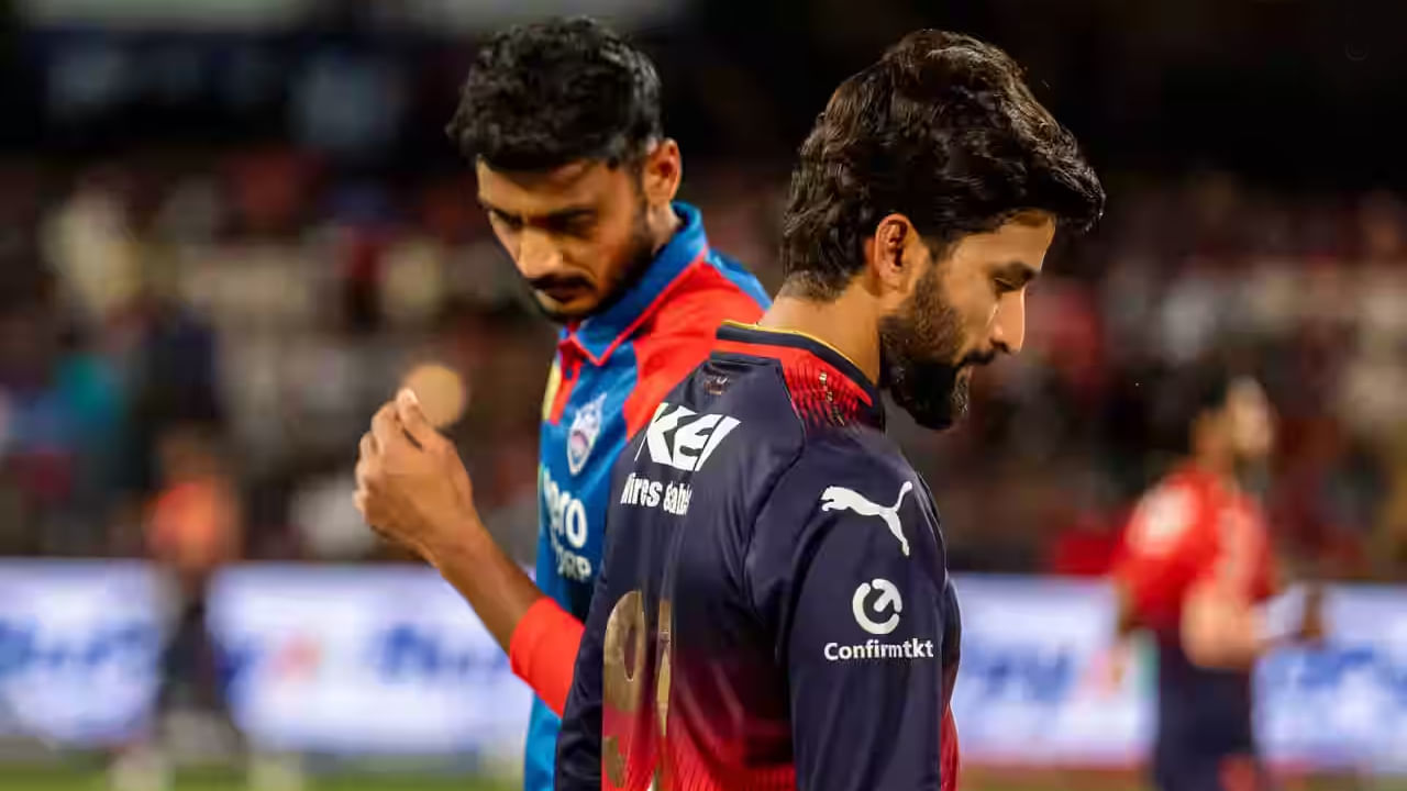 IPL 2025: ಇಂಡಿಯನ್ ಪ್ರೀಮಿಯರ್ ಲೀಗ್ನ 46ನೇ ಪಂದ್ಯದಲ್ಲಿ ರಾಯಲ್ ಚಾಲೆಂಜರ್ಸ್ ಬೆಂಗಳೂರು (RCB) ಹಾಗೂ ಡೆಲ್ಲಿ ಕ್ಯಾಪಿಟಲ್ಸ್ (DC) ತಂಡಗಳು ಮುಖಾಮುಖಿಯಾಗಲಿದೆ. ದೆಹಲಿಯ ಅರುಣ್ ಜೇಟ್ಲಿ ಸ್ಟೇಡಿಯಂನಲ್ಲಿ ನಡೆಯಲಿರುವ ಈ ಪಂದ್ಯದಲ್ಲಿ ಗೆಲ್ಲುವ ತಂಡ ಅಂಕ ಪಟ್ಟಿಯಲ್ಲಿ ಮೊದಲ ಸ್ಥಾನಕ್ಕೇರುವುದು ಖಚಿತ.