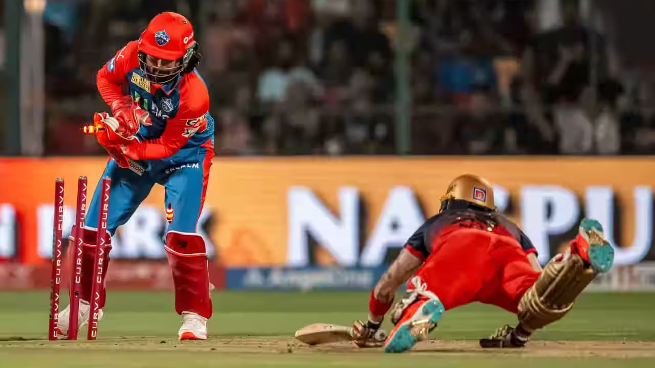 ಇದಾಗ್ಯೂ ಇಂದಿನ ಪಂದ್ಯದಲ್ಲಿ ಆರ್ಸಿಬಿ ಪಾಲಿಗೆ ಗೆಲುವು ಅಂದುಕೊಂಡಷ್ಟು ಸುಲಭವಲ್ಲ. ಏಕೆಂದರೆ ಕಳೆದ ಪಂದ್ಯದಲ್ಲಿ ರಾಯಲ್ ಪಡೆ ವಿರುದ್ಧ ಪಾರುಪತ್ಯ ಮೆರೆಯುವಲ್ಲಿ ಡೆಲ್ಲಿ ಕ್ಯಾಪಿಟಲ್ಸ್ ತಂಡ ಯಶಸ್ವಿಯಾಗಿದೆ. ಹೀಗಾಗಿ ಇಂದಿನ ಪಂದ್ಯದಲ್ಲೂ ಡೆಲ್ಲಿ ಬಾಯ್ಸ್ ಕಡೆಯಿಂದ ಭರ್ಜರಿ ಪೈಪೋಟಿಯನ್ನು ನಿರೀಕ್ಷಿಸಬಹುದು.