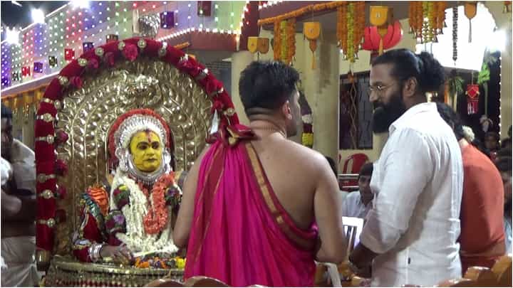 ‘ನಿನ್ನ ಕೆಲಸ ಹಾಳು ಮಾಡಲು ಸಂಚು ನಡೆದಿದೆ’; ರಿಷಬ್ ಶೆಟ್ಟಿಗೆ ದೈವದ ಎಚ್ಚರಿಕೆ ‘ನಿನ್ನ ಕೆಲಸ ಹಾಳು ಮಾಡಲು ಸಂಚು ನಡೆದಿದೆ’; ರಿಷಬ್ ಶೆಟ್ಟಿಗೆ ದೈವದ ಎಚ್ಚರಿಕೆ