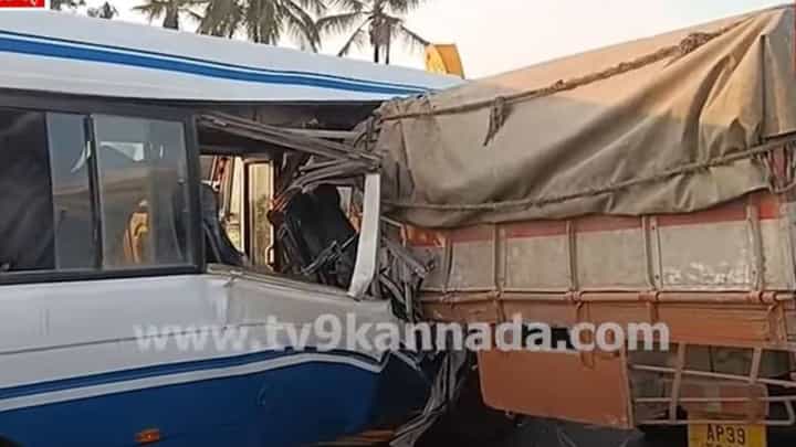 ದೇವನಹಳ್ಳಿಯ ಕನ್ನಮಂಗಲಪಾಳ್ಯ ಗೇಟ್ ಬಳಿ ಮಿನಿಬಸ್-ಲಾರಿ ನಡುವೆ ಅಪಘಾತ, 7-8 ಜನರಿಗೆ ಗಾಯ ದೇವನಹಳ್ಳಿಯ ಕನ್ನಮಂಗಲಪಾಳ್ಯ ಗೇಟ್ ಬಳಿ ಮಿನಿಬಸ್-ಲಾರಿ ನಡುವೆ ಅಪಘಾತ, 7-8 ಜನರಿಗೆ ಗಾಯ