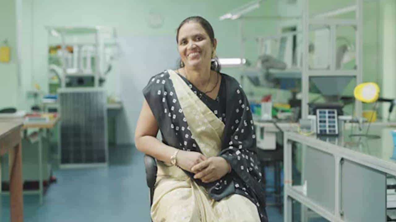 Rags to CEO: ಮಾದರಿ ನಾರಿ ರುಕ್ಮಿಣಿ; ಕೂಲಿ ಕೆಲಸ ಮಾಡುತ್ತಿದ್ದ ಈ ಮಹಿಳೆ ಇವತ್ತು ಸಿಇಒ Rags to CEO: ಮಾದರಿ ನಾರಿ ರುಕ್ಮಿಣಿ; ಕೂಲಿ ಕೆಲಸ ಮಾಡುತ್ತಿದ್ದ ಈ ಮಹಿಳೆ ಇವತ್ತು ಸಿಇಒ