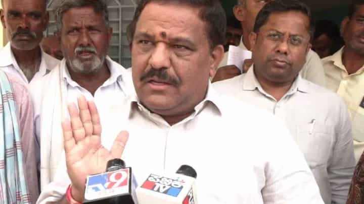ಗ್ಯಾರಂಟಿ ಯೋಜನೆಗಳಿಗೆ ಹಣ ಹೊಂದಿಸಲು ಬೆಲೆ ಏರಿಕೆ ಅನಿವಾರ್ಯ ಎಂದ ಕೈ ಶಾಸಕ ಗ್ಯಾರಂಟಿ ಯೋಜನೆಗಳಿಗೆ ಹಣ ಹೊಂದಿಸಲು ಬೆಲೆ ಏರಿಕೆ ಅನಿವಾರ್ಯ ಎಂದ ಕೈ ಶಾಸಕ