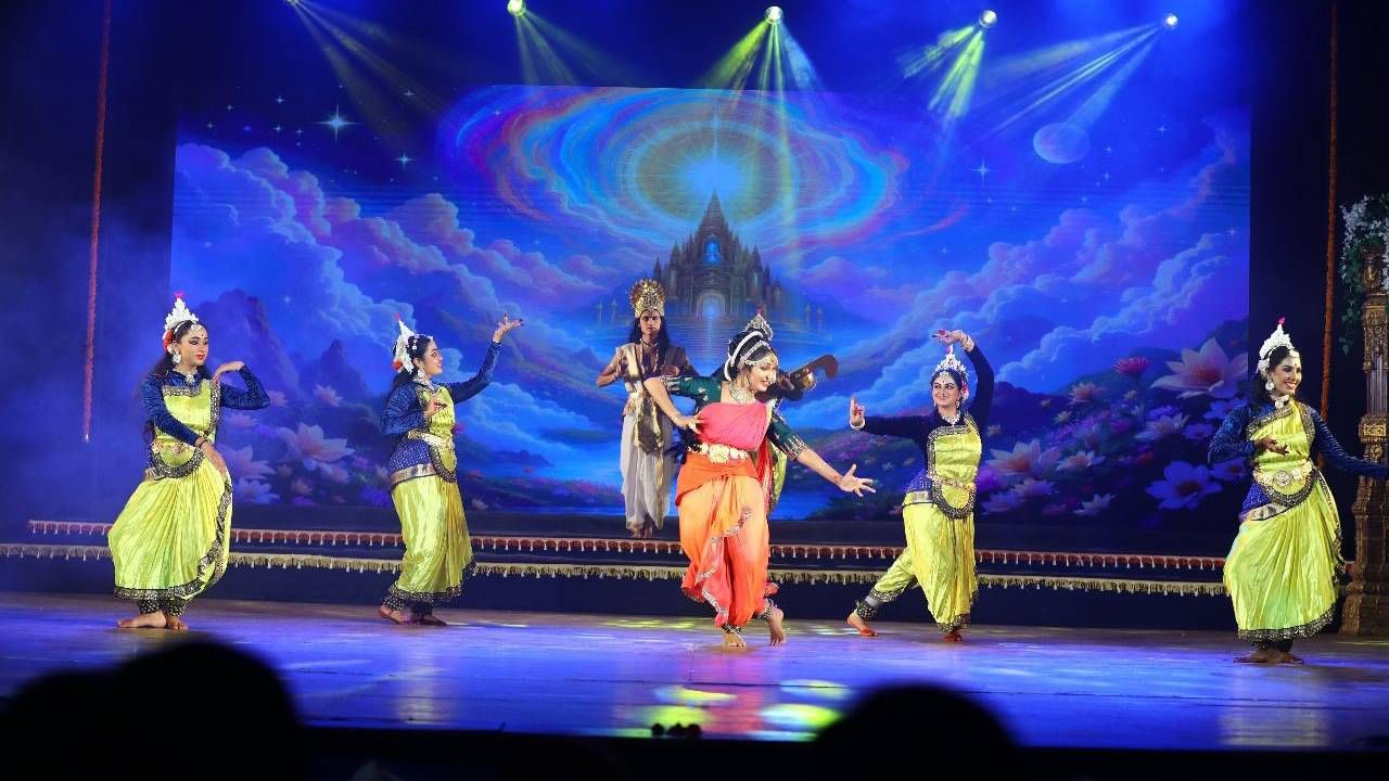 ಈ ನೃತ್ಯ ರೂಪಕವು ಪ್ರಥಮವಾಗಿ ಗಣೇಶ, ನಟರಾಜ, ಶ್ರೀ ಕೃಷ್ಣಾದಿ ದೇವತೆಗಳನ್ನು ವಂದಿಸುವುದರ ಮೂಲಕ ಆರಂಭವಾಯಿತು. ನಂತರ ಹರಿಕಥಾ ದಾಸರು ಶನೇಶ್ವರನ ಜನನದ ಕಥೆಯನ್ನು, ಮಹಾತ್ಮೆಯನ್ನು, ಶನಿ ಪ್ರಭಾವದ ವೃತ್ತಾಂತವನ್ನು ವಿವರಿಸಿ ಹೇಳುವಂತೆ ನೃತ್ಯ ರೂಪಕವನ್ನು ಹೆಣೆಯಲಾಗಿತ್ತು. ತೆರೆ ಸರಿಯುತ್ತಿದಂತೆ ಮೊದಲು ಗಣಪತಿ ವಂದನೆ, ಸಂಕಷ್ಟ ಹರ ಗಣೇಶ ಸ್ತೋತ್ರದ ನರ್ತನ ಬಲು ಸೊಗಸಾಗಿ ಆರಂಭಗೊಂಡು, ಅಷ್ಟದಿಕ್ಪಾಲಕ ವಂದನೆಯಿಂದ ಮುಂದುವರೆಯಿತು. ಬ್ರಾಹ್ಮಣನ ಕನಸಲ್ಲಿ ಆದ ಕಾಕವಾಹನ ಶನೇಶ್ವರನ ದರ್ಶನಕ್ಕೆ ನೆರೆದಿದ್ದ ಪ್ರೇಕ್ಷಕರು ಭಕ್ತಿಯಿಂದ ಕರಾಮುಗಿದದ್ದು ಸುಳ್ಳಲ್ಲ. ಶನಿಪ್ರಭಾವದ ವೇಳೆಯಲ್ಲಿ ರಾಜಕುಮಾರರ ಶಿರಗಳಿದ್ದ ಜೋಳಿಗೆಯು ಕಲ್ಲಂಗಡಿ ಹಣ್ಣುಗಳಾಗಿ ಬಂದಿದ್ದು, ಕಲಾರಸಿಕರಿಗೆ ಮತ್ತೊಂದು ಝಲಕ್ ನೀಡಿತು.