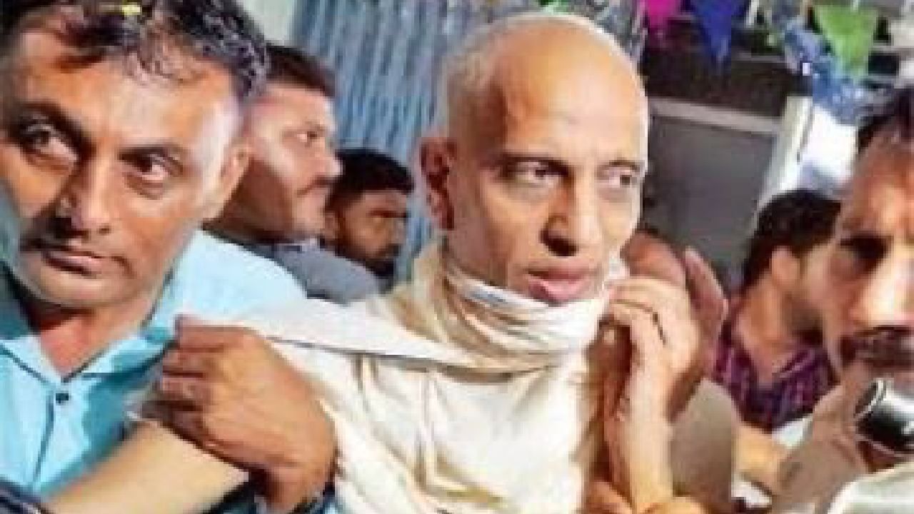 19 ವರ್ಷದ ಯುವತಿ ಮೇಲೆ ಅತ್ಯಾಚಾರ; ಗುಜರಾತ್ನ ದಿಗಂಬರ ಜೈನಮುನಿ ಶಾಂತಿಸಾಗರ್ ಮಹಾರಾಜ್ಗೆ 10 ವರ್ಷ ಜೈಲು 19 ವರ್ಷದ ಯುವತಿ ಮೇಲೆ ಅತ್ಯಾಚಾರ; ಗುಜರಾತ್ನ ದಿಗಂಬರ ಜೈನಮುನಿ ಶಾಂತಿಸಾಗರ್ ಮಹಾರಾಜ್ಗೆ 10 ವರ್ಷ ಜೈಲು