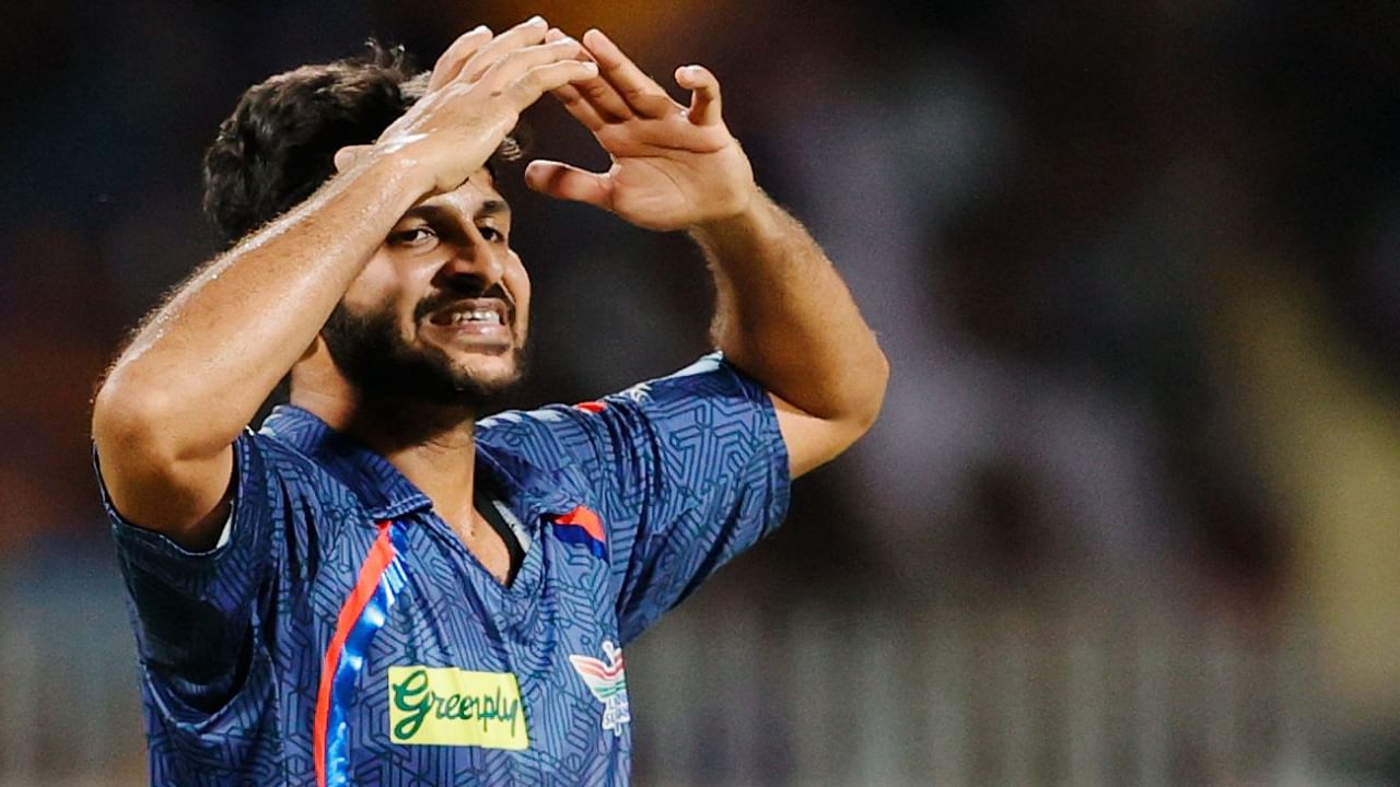 IPL 2025: ಇಂಡಿಯನ್ ಪ್ರೀಮಿಯರ್ ಲೀಗ್ನ 21ನೇ ಪಂದ್ಯದಲ್ಲಿ ಲಕ್ನೋ ಸೂಪರ್ ಜೈಂಟ್ಸ್ ತಂಡದ ಆಲ್ರೌಂಡರ್ ಶಾರ್ದೂಲ್ ಠಾಕೂರ್ (Shardul Thakur) ಅನಪೇಕ್ಷಿತ ದಾಖಲೆ ಬರೆದಿದ್ದಾರೆ. ಅದು ಕೂಡ ಒಂದೇ ಎಸೆತದಲ್ಲಿ 6 ರನ್ಗಳನ್ನು ನೀಡುವ ಮೂಲಕ. ವಿಶೇಷ ಎಂದರೆ ಈ ಆರು ರನ್ಗಳಲ್ಲಿ ಸಿಕ್ಸ್ ಮೂಡಿಬಂದಿಲ್ಲ. ಫೋರ್ ಅನ್ನು ಸಹ ನೀಡಿಲ್ಲ. ಇದಾಗ್ಯೂ ಒಂದೇ ಎಸೆತದಲ್ಲಿ 6 ರನ್ ನೀಡಲು ಹೇಗೆ ಸಾಧ್ಯ? ಎಂಬ ಪ್ರಶ್ನೆ ಮೂಡುವುದು ಸಹಜ.