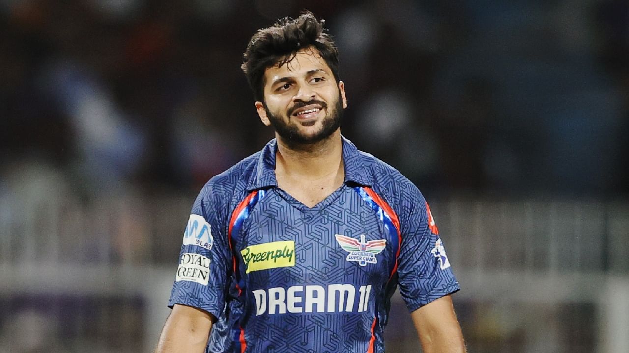 ಈ ಪ್ರಶ್ನೆಗೆ ಉತ್ತರ 5 ವೈಡ್ಗಳು. ಕೊಲ್ಕತ್ತಾ ನೈಟ್ ರೈಡರ್ಸ್ ತಂಡದ ಇನಿಂಗ್ಸ್ನ 13ನೇ ಓವರ್ ಎಸೆಯಲು ಬಂದ ಶಾರ್ದೂಲ್ ಠಾಕೂರ್ ಬ್ಯಾಕ್ ಟು ಬ್ಯಾಕ್ 5 ವೈಡ್ಗಳನ್ನು ಎಸೆದಿದ್ದಾರೆ. ಅಂದರೆ 5 ಎಸೆತಗಳಲ್ಲಿ 5 ರನ್ ನೀಡಿದರೂ ಶಾರ್ದೂಲ್ ಅವರ ಓವರ್ ಕೌಂಟ್ ಶುರುವಾಗಿರಲಿಲ್ಲ. ಇನ್ನು ಆರನೇ ಎಸೆತದಲ್ಲಿ ಒಂದು ರನ್ ನೀಡುವ ಮೂಲಕ ಮೊದಲ ಎಸೆತವನ್ನು ಪೂರೈಸಿದರು.