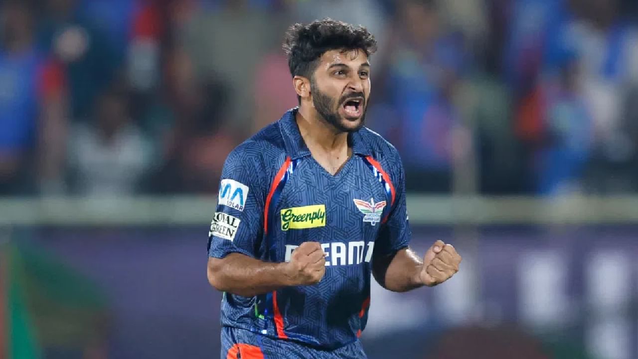 ಈ ಮೂಲಕ ಶಾರ್ದೂಲ್ ಠಾಕೂರ್ ಒಂದೇ ಎಸೆತದಲ್ಲಿ 6 ರನ್ಗಳನ್ನು ನೀಡಿ ಅನಗತ್ಯ ದಾಖಲೆಯನ್ನು ತಮ್ಮದಾಗಿಸಿಕೊಂಡರು. ಅಲ್ಲದೆ ಐಪಿಎಲ್ ಇತಿಹಾಸದಲ್ಲಿ ಒಂದೇ ಓವರ್ನಲ್ಲಿ ಅತೀ ಹೆಚ್ಚು ಎಸೆತಗಳನ್ನು ಎಸೆದ ಮೂರನೇ ಬೌಲರ್ ಎಂಬ ಹೀನಾಯ ದಾಖಲೆಯೊಂದನ್ನು ಸಹ ಬರೆದರು.