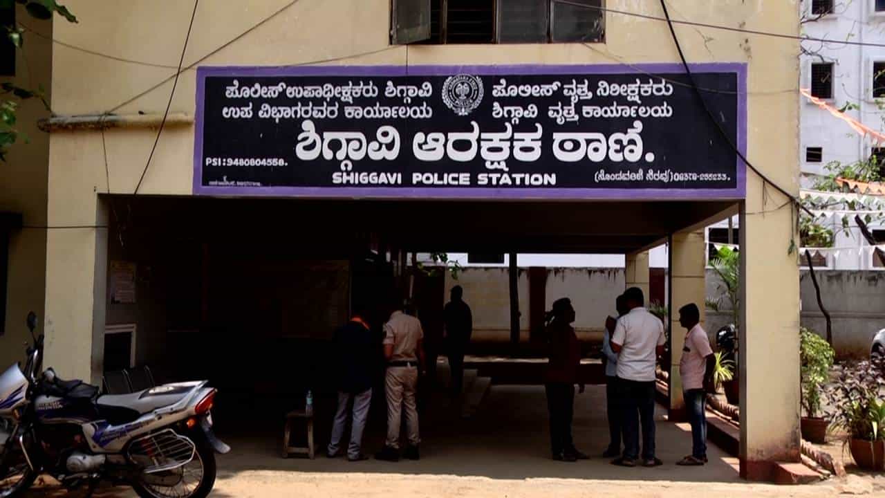 ಹಾವೇರಿ: ಅನ್ಯಕೋಮಿನ ಯುವಕನ ಕಿರುಕುಳಕ್ಕೆ ಬೇಸತ್ತು ದಲಿತ ಯುವತಿ ಆತ್ಮಹತ್ಯೆ, ಆರೋಪ ಹಾವೇರಿ: ಅನ್ಯಕೋಮಿನ ಯುವಕನ ಕಿರುಕುಳಕ್ಕೆ ಬೇಸತ್ತು ದಲಿತ ಯುವತಿ ಆತ್ಮಹತ್ಯೆ, ಆರೋಪ