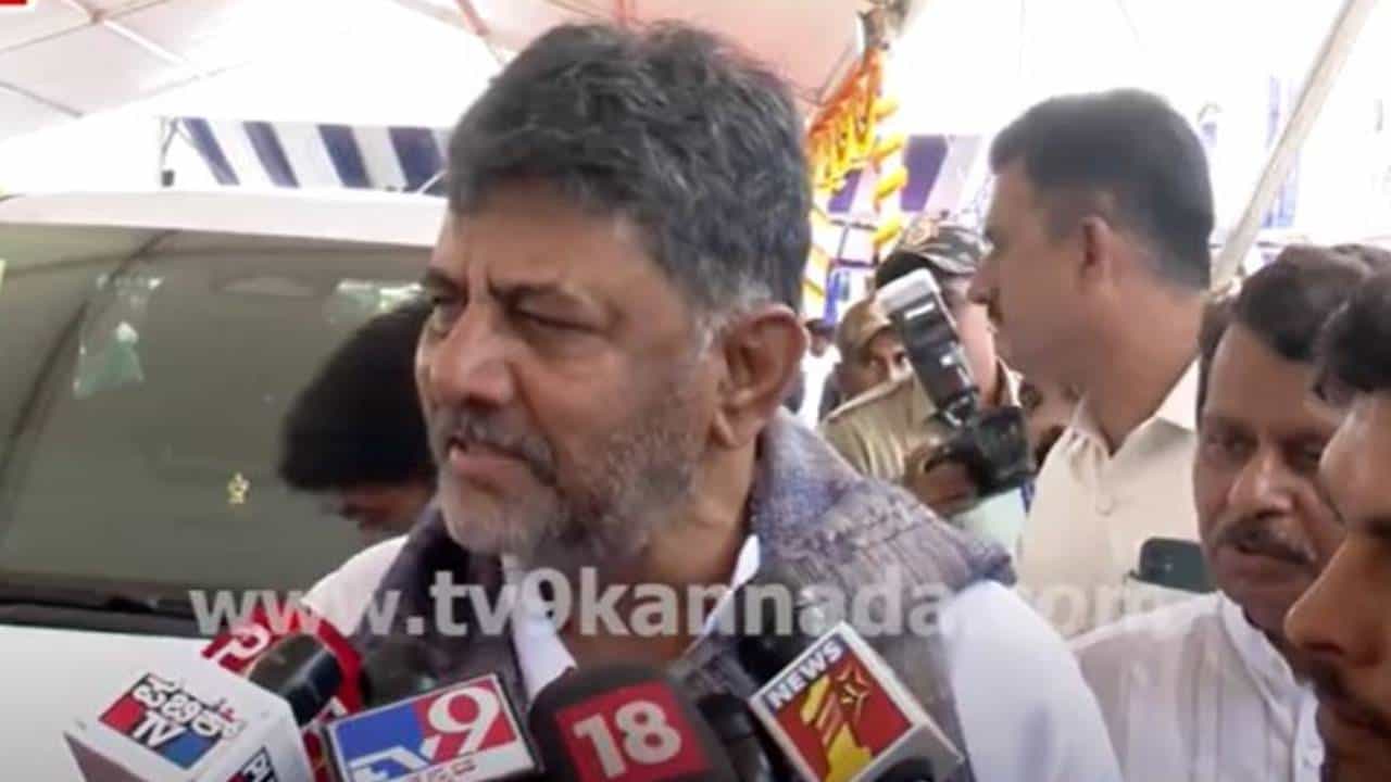 ಕುಮಾರಸ್ವಾಮಿ ಮಾತುಗಳಿಗೆ ಹೆದರುವ ಮಗ ನಾನಲ್ಲ, ಆಸ್ತಿ ವಿವರ ಬಹಿರಂಗಪಡಿಸಲಿ: ಶಿವಕುಮಾರ್ ಕುಮಾರಸ್ವಾಮಿ ಮಾತುಗಳಿಗೆ ಹೆದರುವ ಮಗ ನಾನಲ್ಲ, ಆಸ್ತಿ ವಿವರ ಬಹಿರಂಗಪಡಿಸಲಿ: ಶಿವಕುಮಾರ್