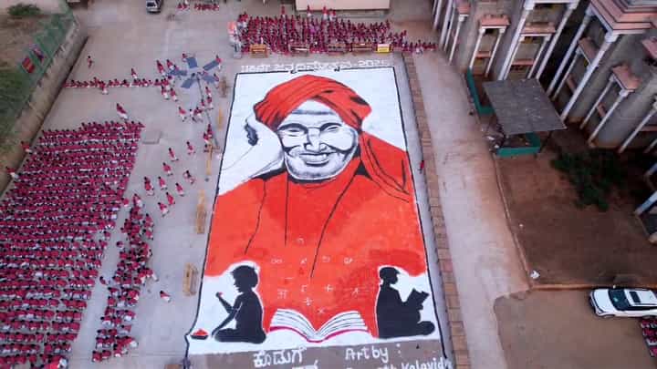 ಸಿದ್ದಗಂಗಾ ಮಠದಲ್ಲಿ ಕಣ್ಮನ ಸೆಳೆಯುತ್ತಿದೆ ಶಿವಕುಮಾರ ಶ್ರೀಗಳ 125 ಅಡಿ ಉದ್ದದ ರಂಗೋಲಿ ಚಿತ್ರ ಸಿದ್ದಗಂಗಾ ಮಠದಲ್ಲಿ ಕಣ್ಮನ ಸೆಳೆಯುತ್ತಿದೆ ಶಿವಕುಮಾರ ಶ್ರೀಗಳ 125 ಅಡಿ ಉದ್ದದ ರಂಗೋಲಿ ಚಿತ್ರ
