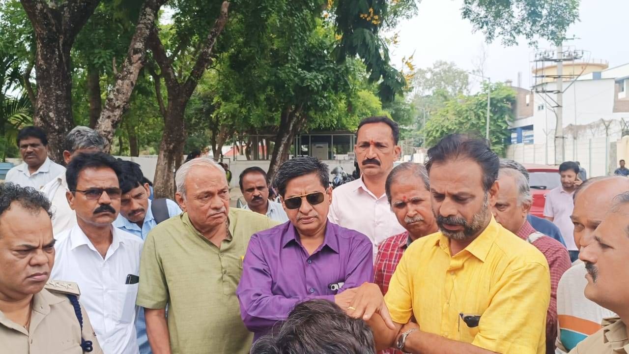 CET ಪರೀಕ್ಷೆ ಬರೆಯಲು ಬಂದ ಅಭ್ಯರ್ಥಿಗಳ ಜನಿವಾರ ತೆಗೆಸಿದ ಅಧಿಕಾರಿಗಳು: ಆಕ್ರೋಶ