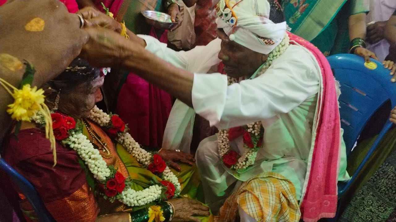 ವೃದ್ಧ ದಂಪತಿಗಳ  ಮದುವೆ, ತಾಳಿ ಕಟ್ಟುವ ಶಾಸ್ತ್ರ  ನೋಡಿ ಕುಟುಂಬಸ್ಥರು ಕಣ್ಣುತುಂಬಿಕೊಂಡರು. ಮತ್ತೆ 60 ವರ್ಷಗಳ ಹಿಂದಿನ ನೆನಪು ಅಲ್ಲಿ ತಾಜಾ ಆಗಿತ್ತು. ಹಳೆ ಕಾಲದ ಮದುವೆಯ ಚರ್ಚೆಗಳು ಅಲ್ಲಿ ಶುರುವಾಗಿದ್ದವು. ಪೈಲ್ವಾನ್ ಕರಿಯಪ್ಪ ಮತ್ತು ಗೋಪಮ್ಮ ದಂಪತಿಗಳಿಗೆ ಎಲ್ಲಿಲ್ಲದ ಖುಷಿ ಮತ್ತು ಸಂತೋಷ. ಕುಟುಂಬಸ್ಥರ ನಡುವೆ ಷಷ್ಠಿ ಪೂರ್ತಿ ಸಮಾರಂಭ ಎಲ್ಲರ ಗಮನ ಸೆಳೆದಿದೆ.