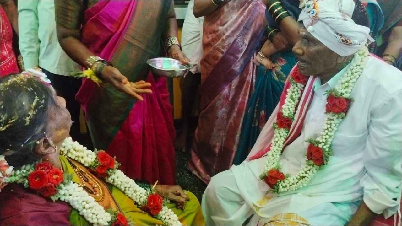 ನೆನಪಿನ ಬುತ್ತಿಯೇ ಸುಂದರ... ಅಲ್ಲಿ ಸಿಹಿ ಕಹಿಗಳಿರುತ್ತವೆ. ಆದರೆ, ಸಿಹಿ ನೆನಪುಗಳನ್ನು ಮತ್ತೆ ಮತ್ತೆ ಜ್ಞಾಪಿಸಿಕೊಳ್ಳುವ ಹಿತವೇ ಬೇರೆ. ಅದರಲ್ಲೂ ಕಳೆದು ಹೋದ ದಿನಗಳ ಸಂತೋಷದ ಕ್ಷಣವನ್ನು ಮರುಸೃಷ್ಟಿಸುವುದು ಇನ್ನಷ್ಟು ಸಿಹಿ. ಈಗ ಹಳೆ ಕ್ಷಣಗಳನ್ನು ಮರು ಸೃಷ್ಟಿಸುವುದು ಟ್ರೆಂಡ್ ಆಗಿದೆ. 
