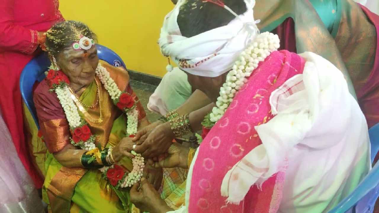  ಮಕ್ಕಳು, ಮೊಕ್ಕಳು, ಸಂಬಂಧಿಕರು ಸೇರಿ 108 ವರ್ಷದ  ಪೈಲ್ವಾನ್ ದಂಪತಿಗೆ  ಮತ್ತೊಮ್ಮೆ  ಮದುವೆ ಮಾಡಿಸಿ 60ನೇ ವರ್ಷದ ವಿವಾಹೋತ್ಸವನ್ನು ವಿಶಿಷ್ಟವಾಗಿ ಆಚರಿಸಿದ್ದಾರೆ. ಈ ಮೂಲಕ ಈ ಹಿಂದಿನ ದಿನದ ನೆನಪನ್ನು ಮರುಸೃಷ್ಟಿಸಿ ಖುಷಿಪಟ್ಟಿದ್ದಾರೆ.  