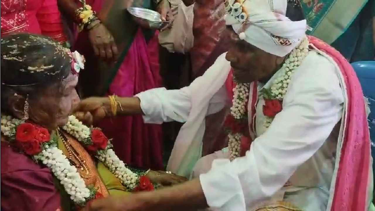 108 ವರ್ಷದ ಪೈಲ್ವಾನ್ ಕರಿಯಪ್ಪ ಮತ್ತು 98 ವರ್ಷದ ಪತ್ನಿ ಗೋಪಮ್ಮ ಷಷ್ಠಿ ಸಮಾರಂಭ ಅದ್ಧೂರಿಯಾಗಿ ನೆರವೇರಿದೆ.   ಶಿವಮೊಗ್ಗದ ಶಿಕಾರಪುರ ತಾಲೂಕಿನ ಕೆಂಚಿಗೊಂಡನಕಪ್ಪ ಗ್ರಾಮದಲ್ಲಿ ಸಂಬಂಧಿಕರು ಸೇರಿಕೊಂಡು   108 ವರ್ಷದ  ಪೈನಾನ್ ದಂಪತಿಗಳಿಗೆ ಮತ್ತೊಮ್ಮೆ ಮದುವೆ ಮಾಡುವ ಮೂಲಕ ಅವರ  60ನೇ ವರ್ಷದ ವಿವಾಹ ವಾರ್ಷಿಕೋತ್ಸವ ಆಚರಿಸಲಾಯ್ತು. 60ನೇ ವಿವಾಹ ವಾರ್ಷಿಕೋತ್ಸವ ಆಚರಿಸುತ್ತಿರುವುದು ವಿಶೇಷ. ವಯಸ್ಸು 100 ಆದ್ರೂ ಇನ್ನೂ ವೃದ್ದ ದಂಪತಿಗಳು ಫಿಟ್ ಆಗಿದ್ದಾರೆ. ಈ ವಿವಾಹ ವಾರ್ಷಿಕೋತ್ಸವವರು ಮಲೆನಾಡಿಗರ ಗಮನ ಸೆಳೆದಿದೆ.