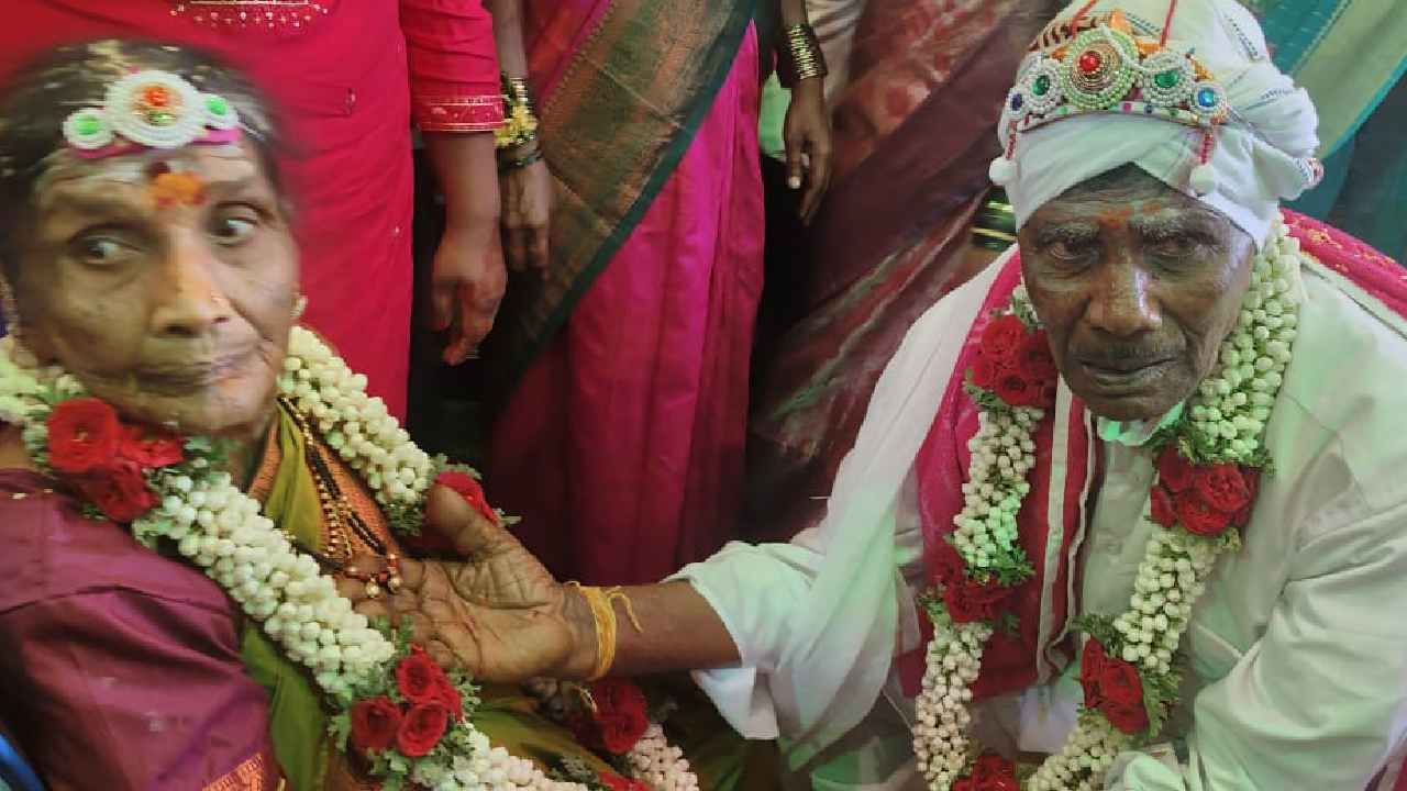 ಮದುವೆಯಲ್ಲಿ ಯಾವೆಲ್ಲಾ ಶಾಸ್ತ್ರಗಳು ಇರುತ್ತವೆಯೋ ಆ ಎಲ್ಲಾ ಶಾಸ್ತ್ರಗಳನ್ನು ಚಾಚುತಪ್ಪದೇ ಮಾಡಲಾಗಿದೆ. ತಾಳಿ ಕಟ್ಟುವುದು, ಮದುವೆಯಲ್ಲಿ ಅರುಂಧತಿ ನಕ್ಷತ್ರ ದರ್ಶನ ಮಾಡಿಸುವುದು, ಬಳೆ ತೊಡಿಸುವುದು ಹೀಗೆ ಹಲವು ಶಾಸ್ತ್ರಗಳೊಂದಿಗೆ ವೃದ್ಧ ದಂಪತಿಗೆ ಮತ್ತೊಮ್ಮೆ ಮದುವೆ ಮಾಡಿ ಸಂತಸಗೊಂಡರು.
