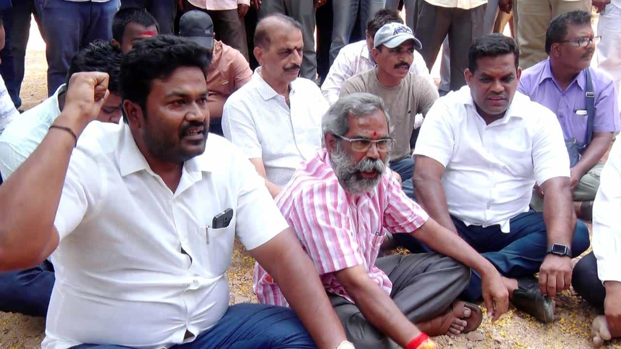 ಶಿವಮೊಗ್ಗ ಈದ್ಗಾ ಮೈದಾನ ಜಾಗಕ್ಕೆ ಬೇಲಿ: ಹಿಂದೂಗಳ ಪ್ರತಿಭಟನೆ, ಡಿಸಿ ಹೇಳಿದ್ದೇನು?