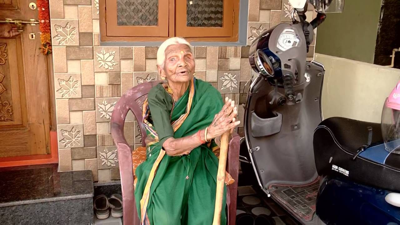 ಉಗ್ರರ ದಾಳಿ: ತಿಪಟೂರಿನಿಂದ ಶಿವಮೊಗ್ಗಕ್ಕೆ ಬಂದು ಮೃತ ಮಂಜುನಾಥ್​ ಕುಟುಂಬಕ್ಕೆ ಸಾಂತ್ವಾನ ಹೇಳಿದ 103 ವರ್ಷದ ಅಜ್ಜಿ