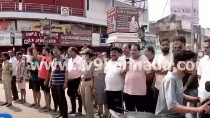 Pahelgam Terror Attack: ಮಂಜುನಾಥ್ಗೆ ರಸ್ತೆಗಳಲ್ಲಿ ನೆರೆದು ಅಂತಿಮ ನಮನ ಸಲ್ಲಿಸಿದ ಶಿವಮೊಗ್ಗ ಜನ Pahelgam Terror Attack: ಮಂಜುನಾಥ್ಗೆ ರಸ್ತೆಗಳಲ್ಲಿ ನೆರೆದು ಅಂತಿಮ ನಮನ ಸಲ್ಲಿಸಿದ ಶಿವಮೊಗ್ಗ ಜನ